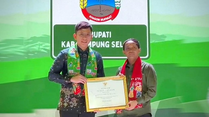 Penghargaan diserahkan Menteri Kehutanan, Raja Juli Antoni, kepada Bupati Lampung Selatan, Radityo Egi Pratama.