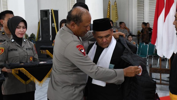 Pengukuhan Satgas PAM Sentot Prawirodirdjo oleh Kapolda Jatim.