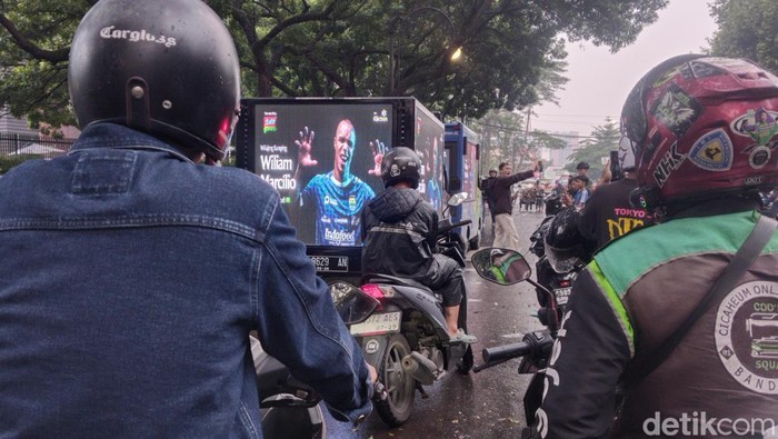 Pengumuman dua pemain baru Persib lewat mobitron