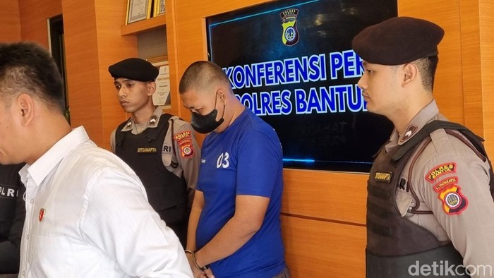 AFP (29), pria Kulon Progo yang jadi pelaku penjambretan 8 kali di Bantul saat dirilis di Mapolres Bantul, Rabu (25/6/2025).