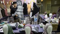 Pedagang melakukan penawaran secara online di Jakarta, Rabu (25/6/2025). Pemerintah berencana menerapkan peraturan yang mengharuskan platform e-commerce memungut pajak atas pendapatan penjual. 