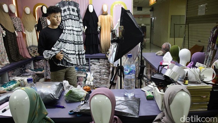 Penjual di E-commerce Terancam Kena Pajak 0,5 Persen Para pedagang melakukan penawaran secara online di Jakarta, Rabu (25/6/2025). Pemerintah berencana menerapkan peraturan yang mengharuskan platform e-commerce memungut pajak atas pendapatan penjual.