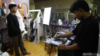 Langkah ini diambil karena pemerintah melihat adanya kesenjangan antara pelaku UMKM online dan offline serta potensi penerimaan pajak yang belum tergali maksimal. Penerimaan negara selama Januari–Mei 2025 tercatat turun 11,4%, sehingga sektor e‑commerce yang tumbuh pesat dianggap menjadi sumber penting untuk menambah penerimaan negara. 