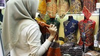 Meski ditujukan untuk meningkatkan kepatuhan pajak, kebijakan ini mendapat kritik dari platform e‑commerce karena dinilai menambah beban administrasi dan bisa mendorong penjual pindah ke jalur informal, seperti media sosial atau transaksi langsung, untuk menghindari pemotongan otomatis. 