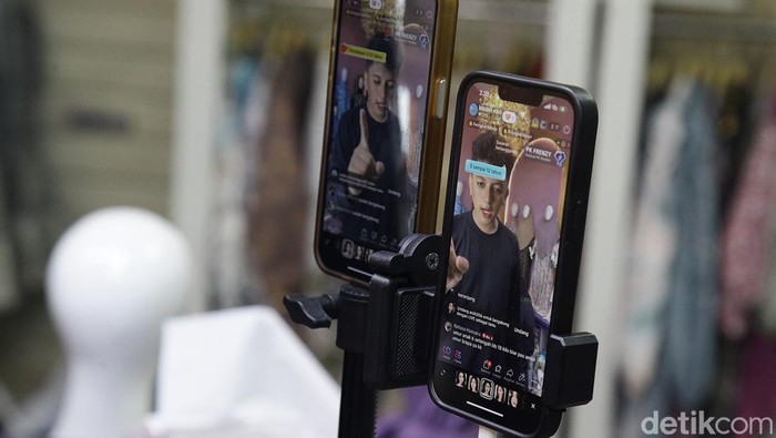 Para pedagang melakukan penawaran secara online di Jakarta, Rabu (25/6/2025). Pemerintah berencana menerapkan peraturan yang mengharuskan platform e-commerce memungut pajak atas pendapatan penjual.