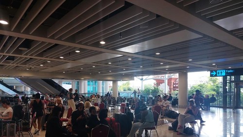 Kerumunan penumpang Qatar Airways rute Denpasar - Doha terlantar di Bandara Internasional I Gusti Ngurah Rai, Selasa (25/6/2025). (Dok Polres Bandara)