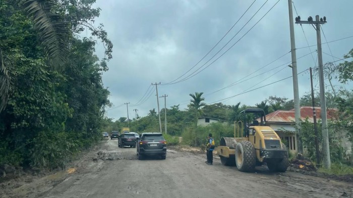 Perbaikan jalan di Peranap-Kelayang
