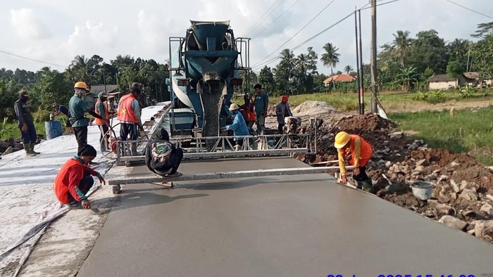 Perbaikan jalan rusak di Lampung Selatan.
