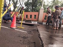 Tanah Ambles di Depan Kantor Wali Kota Cimahi, Jalan Ditutup Sementara
