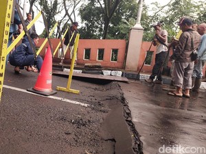 Tanah Ambles di Depan Kantor Wali Kota Cimahi, Jalan Ditutup Sementara