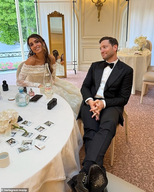 Putri Iman Pahlavi, cucu dari Mohammad Reza Shah, shah Iran yang terakhir, resmi menikah dengan kekasihnya, Bradley Sherman. Daily Mail mengabarkan, seremoni yang digelar secara intim itu berlangsung pada awal Juni lalu di Paris, Prancis, atau beberapa pekan sebelum memanasnya konflik Iran-Israel. (Foto: Instagram/@manp)