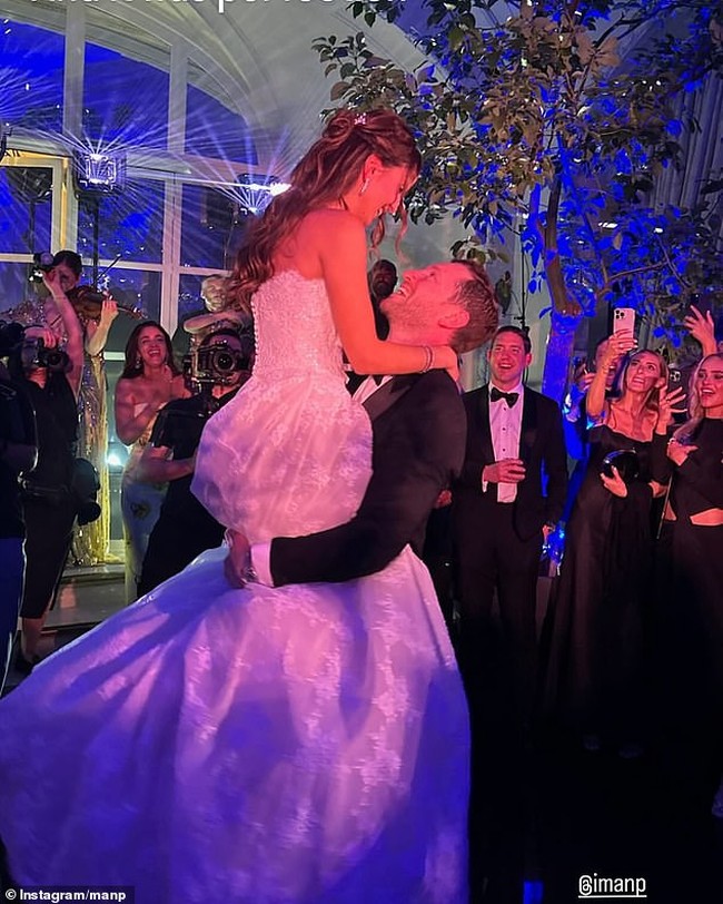 Mengingat Bradley berdarah Yahudi, pasangan ini menjalani tradisi Yahudi berupa chair dance”. Sejoli ini diangkat di atas kursi oleh para tamu. (Foto: Instagram/@manp)