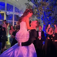 Mengingat Bradley berdarah Yahudi, pasangan ini menjalani tradisi Yahudi berupa chair dance”. Sejoli ini diangkat di atas kursi oleh para tamu. (Foto: Instagram/@manp)