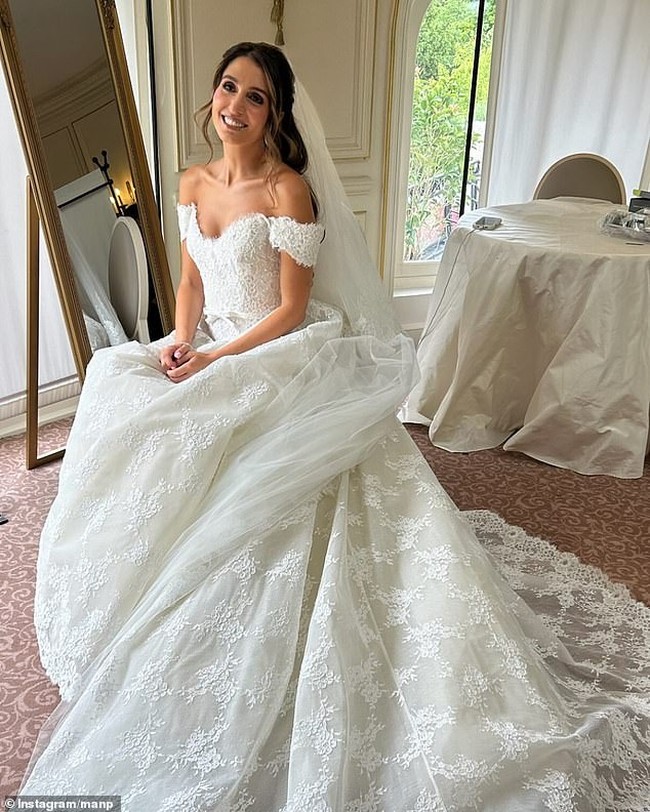 Perempuan 31 tahun ini anggun berbalut gaun off-shoulder karya desainer Elie Saab. Sementara itu, sang suami memilih tuksedo hitam klasik untuk hari istimewa mereka. (Foto: Instagram/@manp)