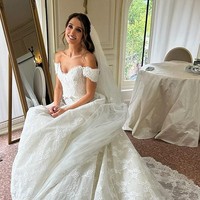 Perempuan 31 tahun ini anggun berbalut gaun off-shoulder karya desainer Elie Saab. Sementara itu, sang suami memilih tuksedo hitam klasik untuk hari istimewa mereka. (Foto: Instagram/@manp)