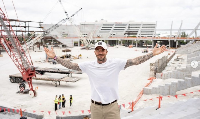 Pesona David Beckham Saat Panen Wortel hingga Jadi Peternak Lebah