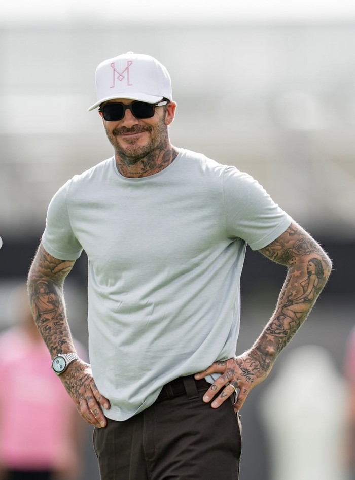 Pesona David Beckham Saat Panen Wortel hingga Jadi Peternak Lebah