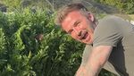 Pesona David Beckham Saat Panen Wortel hingga Jadi Peternak Lebah