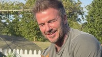 Terbaru, suami Victoria ini memanen wortel di kebunnya. Ia dan sang istri tertawa begitu melihat bentuk wortelnya yang unik. Foto: Instagram davidbeckham