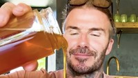 David Beckham mengatakan perjalanan menjadi peternak lebah begitu luar biasa. Ia bahkan berhasil menghasilkan madu sendiri. Foto: Instagram davidbeckham