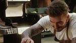 Pesona David Beckham Saat Panen Wortel hingga Jadi Peternak Lebah