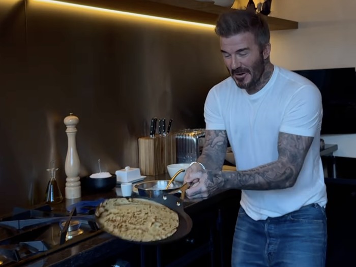 Pesona David Beckham Saat Panen Wortel hingga Jadi Peternak Lebah