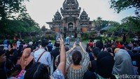 Ajang ini menjadi pembelajaran budaya yang hidup, menarik perhatian pengunjung TMII yang tengah menikmati liburan sekolah.