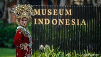 Latar Museum Indonesia menambah megahnya suasana saat para pelajar menunjukkan kekayaan budaya nusantara dalam bentuk busana.