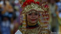 Satu per satu peserta melangkah penuh percaya diri di hadapan juri, sambil memperagakan busana khas dan menjelaskan filosofi di baliknya.
