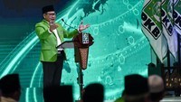 Ketua Umum Partai Kebangkitan Bangsa (Ketum PKB) Abdul Muhaimin Iskandar atau Cak Imin mengajak pesantren untuk bangkit dan menjadi pemimpin perubahan masa depan. Pesantren dinilai harus melakukan transformasi untuk menghadapi tantangan yang semakin besar khususnya perkembangan teknologi yang pesat. Foto: ANTARA FOTO/Fakhri Hermansyah