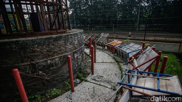 Begini kondisi monumen Kali Bekasi, Rabu (25/6/2025). Sebanyak 10 plat penutup tiang monumen hilang.
