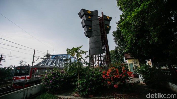 Begini kondisi monumen Kali Bekasi, Rabu (25/6/2025). Sebanyak 10 plat penutup tiang monumen hilang.
