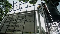 Monumen ini terletak di Jalan Raya Ir. H. Juanda dan berada dekat dengan Stasiun Bekasi. Lokasinya berada di tepi Kali Bekasi yang dulunya menjadi garis demarkasi penting pada masa revolusi.  