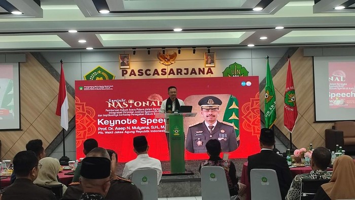 Plt Wakil Jaksa Agung RI, Asep N. Mulyana, dalam seminar nasional yang digelar di UIN Ar-Rainy, Banda Aceh