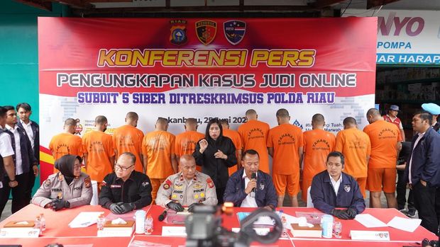 Polda Riau membongkar judi online Higgs Domino yang beromzet Rp 3,6 miliar di dua tempat di Kota Pekanbaru.
