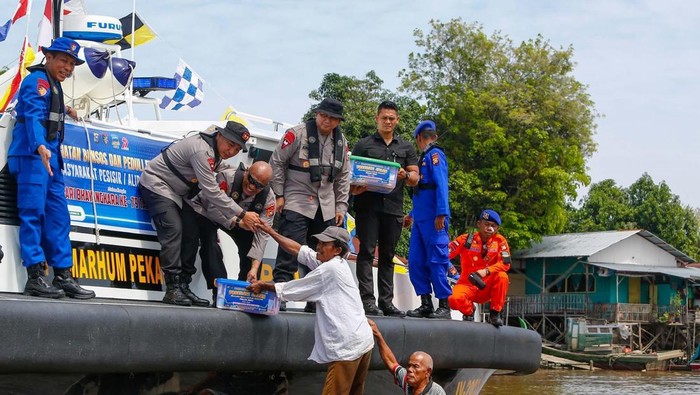 Polda Riau menggelar simulasi program Jalur dalam penanganan kasus pencurian di atas kapal di Sungai Siak, Pekanbaru, Rabu (25/6/2025).