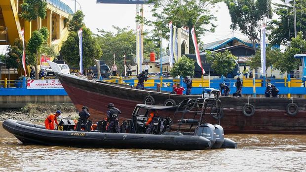 Polda Riau menggelar simulasi program 'Jalur' dalam penanganan kasus pencurian di atas kapal di Sungai Siak, Pekanbaru, Rabu (25/6/2025).