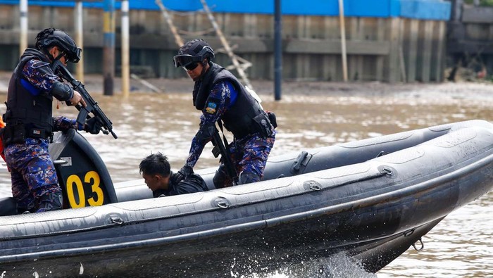 Polda Riau menggelar simulasi program Jalur dalam penanganan kasus pencurian di atas kapal di Sungai Siak, Pekanbaru, Rabu (25/6/2025).