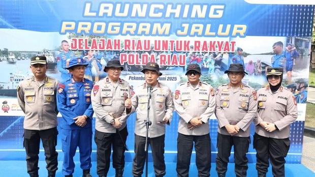 Polda Riau menggelar simulasi program 'Jalur' dalam penanganan kasus pencurian di atas kapal di Sungai Siak, Pekanbaru, Rabu (25/6/2025).