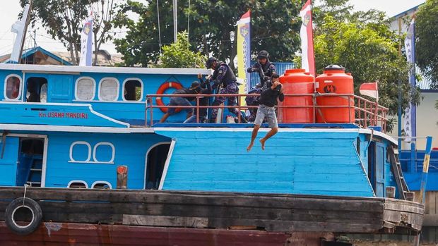 Polda Riau menggelar simulasi program 'Jalur' dalam penanganan kasus pencurian di atas kapal di Sungai Siak, Pekanbaru, Rabu (25/6/2025).