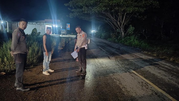 Polisi melakukan olah TKP Ketua Bawaslu Kolaka Timur tewas kecelakaan.