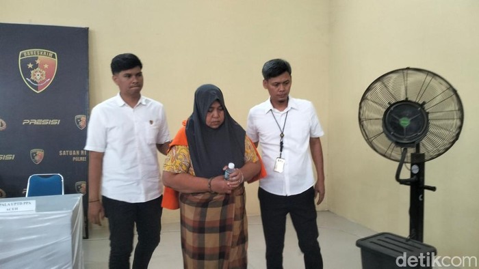 Polisi membawa tersangka kasus dugaan  TPPO saat konferensi pers di Mapolresta Banda Aceh (Agus Setyadi/detikcom)