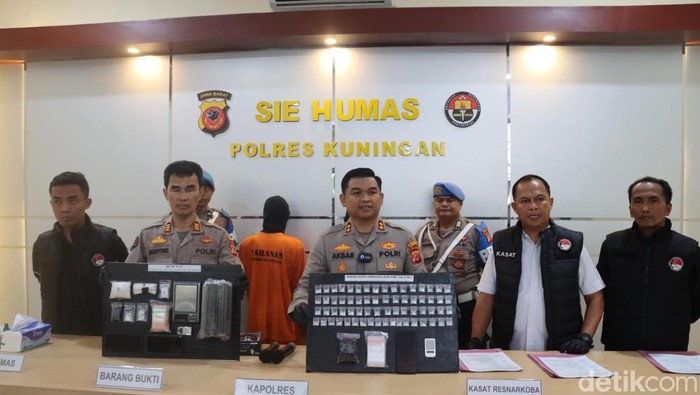 Polisi memperlihatkan barang bukti kasus narkoba di Kabupaten Kuningan.