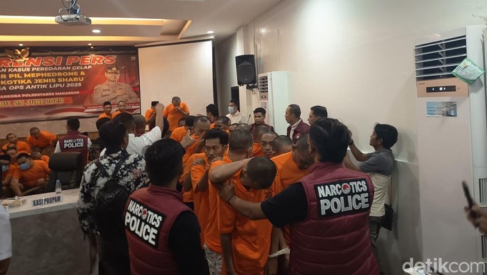 Polisi menangkap 107 pelaku narkoba di Makassar.