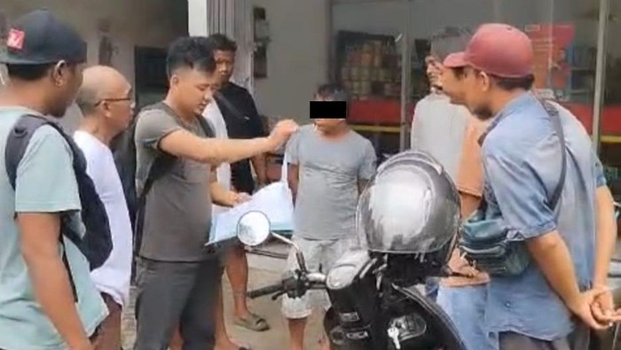 Polisi menangkap pria berinisial S saat melakukan transaksi sabu-sabu di parkiran salah satu minimarket di Lombok Barat. (Dok. Humas Polres Lombok Barat)