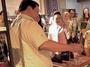 Prabowo Kunjungi Sarinah Bareng Titiek Soeharto dan Didit, Lihat-lihat Sepatu