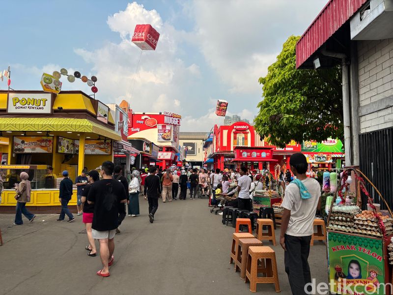 Suasana tenant kuliner di PRJ 2025