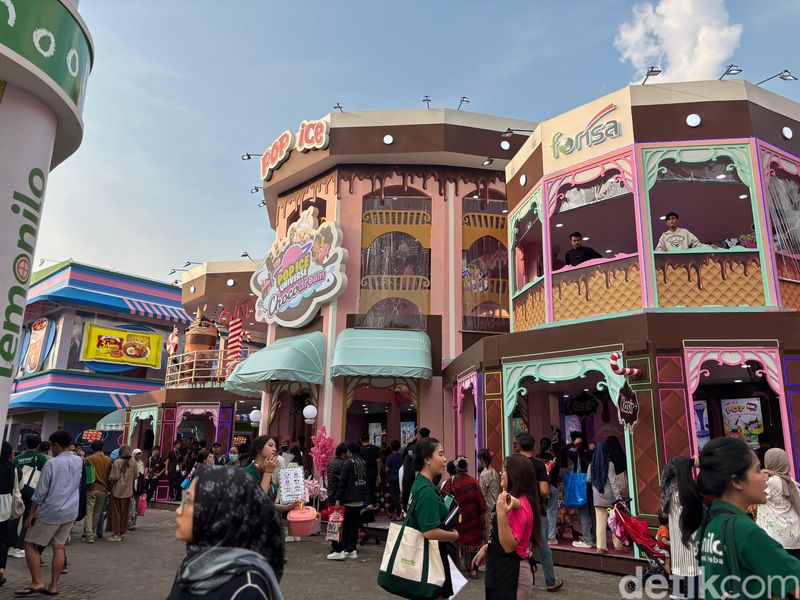 Suasana tenant kuliner di PRJ 2025