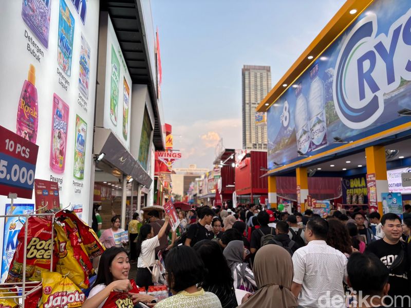 Suasana tenant kuliner di PRJ 2025