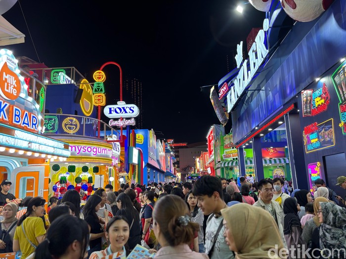 Suasana tenant kuliner di PRJ 2025